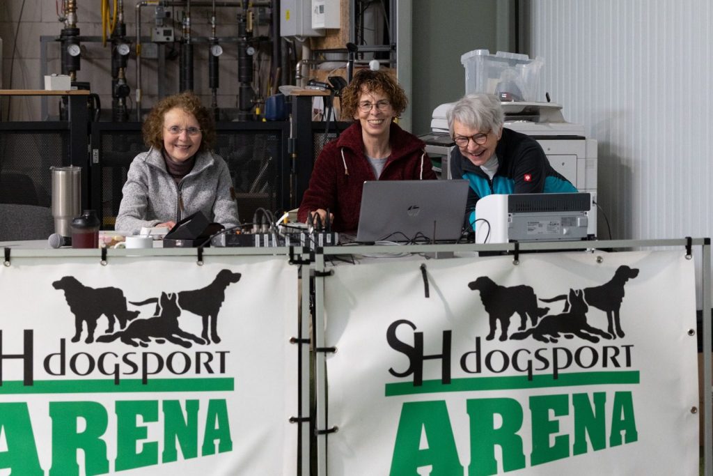 Drei Helferinnen des Orga-Teams am Auswertungstisch in der Dogsport Arena