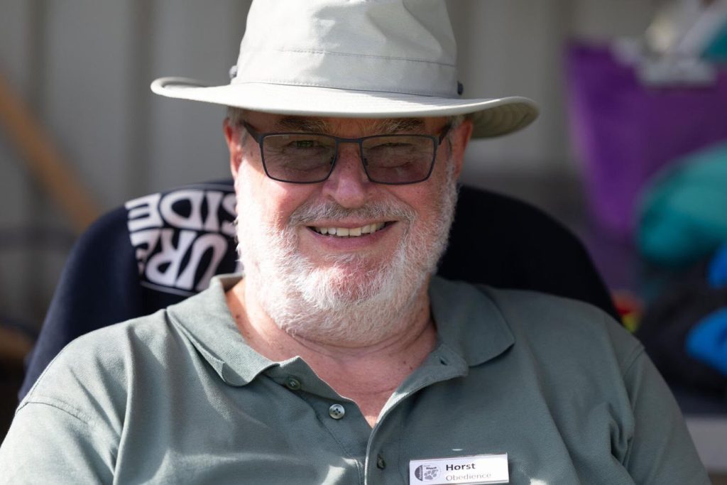 Horst mit Hut lacht in die Kamera